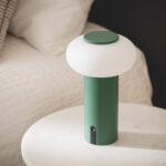 Lampe de table portable base cylindrique métal vert et diffuseur blanc en forme de champignon