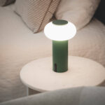 Lampe à poser verte cylindrique, diffuseur blanc arrondi sur table de chevet