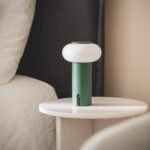Lampe à poser verte en métal avec diffuseur blanc opalin, forme ronde type champignon, finition mate