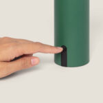 Lampe à poser cylindrique métal vert avec bouton tactile noir à la base