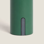 Lampe à poser cylindrique verte finition mate avec cache du port de charge