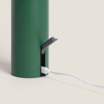 Lampe à poser cylindrique verte en métal, port de charge USB visible avec câble branché