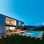 Spot extérieur LED encastré au sol, boîtier noir, lumière blanche chaude en bordure de piscine