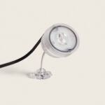 Spot LED rond argenté sur petit support transparent, verre convexe et câble noir