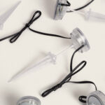 Spot sur piquet LED argenté avec câble noir et piquet plastique transparent