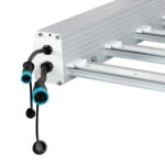 Luminaire LED linéaire aluminium argenté à barres, connecteurs étanches circulaires et câbles pour suspension