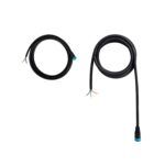 Cordon d'alimentation noir avec connecteur bleu et extrémité à fils dénudés, enroulé