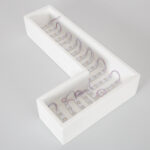 Modules LED blancs montés dans coffre en L, câblage apparent, protection silicone