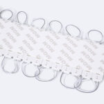 Module LED blanc en boîtier plastique avec boucles de câble visibles et bande adhésive