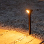 Balise sur piquet LED noir, lumière blanc chaud, installation au sol pour extérieur