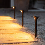 Balises sur piquet noires à LED éclairage blanc chaud le long d'un chemin