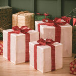 Boîtes cadeaux blanches avec rubans rouges pailletés et nœuds