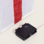 Boîtier piles noir pour guirlande LED avec fil argenté