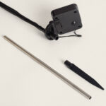 Piquet solaire démonté, tige inox, embout piquet plastique noir et boîtier solaire carré avec câble