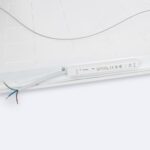 Panneau LED blanc fin avec boîtier de driver et câbles d'alimentation visibles