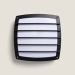 Plafonnier carré métal noir avec diffuseur blanc et lames horizontales, montage en surface