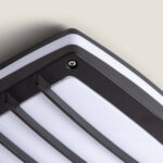 Plafonnier carré en métal noir avec diffuseur blanc et barres, montage au plafond