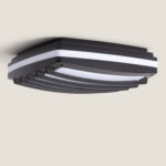 Plafonnier carré métal noir avec bandes blanches diffusantes et lames courbes, montage plafond