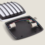 Plafonnier carré métal noir avec diffuseur blanc à barres et douilles visibles