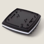 Plafonnier carré noir en métal avec diffuseur blanc, montage en surface au plafond