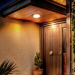 Plafonnier extérieur rond blanc, diffuseur opalin, montage affleurant au plafond sous porche