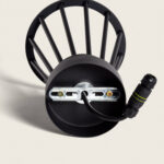 Plafonnier extérieur noir en aluminium à cage, base circulaire et connecteur électrique visible