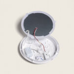 Plafonnier LED circulaire blanc de plafond ouvert montrant boîtier, driver et câblage