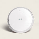 Plafonnier LED circulaire blanc avec bord argenté et diffuseur opalin, montage en surface