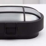 Plafonnier extérieur ovale noir avec grille et diffuseur opalin, montage en surface