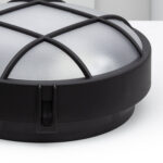 Plafonnier extérieur rond avec grille noire et diffuseur opalin