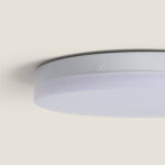 Plafonnier rond blanc, cadre métal argenté, diffuseur opalin, montage plafond