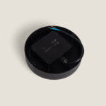 Plafonnier rond noir avec boîtier d'alimentation et câble visible pour fixation au plafond