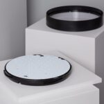 Plafonnier LED rond démonté, module à puces LED visibles sur plateau blanc et cadre noir détaché