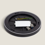 Plafonnier rond noir, fond ouvert avec driver LED et câbles de connexion visibles