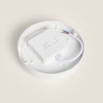 Plafonnier LED rond blanc avec boîtier d'alimentation visible et câbles pour fixation plafond