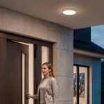 Plafonnier extérieur rond blanc fixé au plafond, éclairage au-dessus de la porte d'entrée