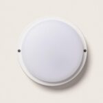 Plafonnier LED rond blanc, diffuseur opalin, montage affleurant au plafond avec vis apparentes