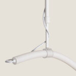 Plafonnier LED orientable tubulaire blanc incurvé en suspension avec tige et câble apparent