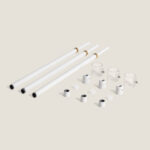 Plafonnier LED linéaire blanc avec trois tubes et supports de fixation