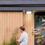 Luminaire mural extérieur blanc rectangulaire monté sous avancée de toit