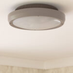 Plafonnier rond gris à diffuseur opalin, fixation affleurante au plafond