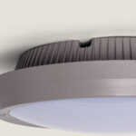 Plafonnier rond extérieur gris, diffuseur blanc opale, montage en surface