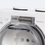 Prise Schuko étanche blanche avec couvercle transparent rabattable