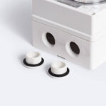 Passe-câble fileté blanc avec joints noirs pour boîtier électrique étanche