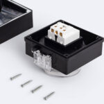 Prise Schuko étanche encastrable noire avec boîtier plastique, connecteur blanc et capot transparent, fixation par vis