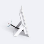 Projecteur LED blanc à support réglable, profil plat, câbles électriques apparents