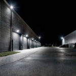 Projecteur LED mural noir rectangulaire, éclairage extérieur blanc, montage sur façade