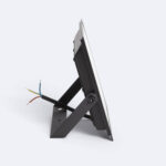 Projecteur LED noir rectangulaire slim avec support réglable et câbles apparents pour fixation extérieure