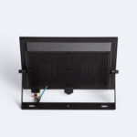 Projecteur LED noir rectangulaire avec ailettes dissipatrices, support de fixation orientable et câbles visibles