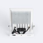 Projecteur LED extérieur blanc, dos à ailettes, support équerre et câbles de connexion visibles